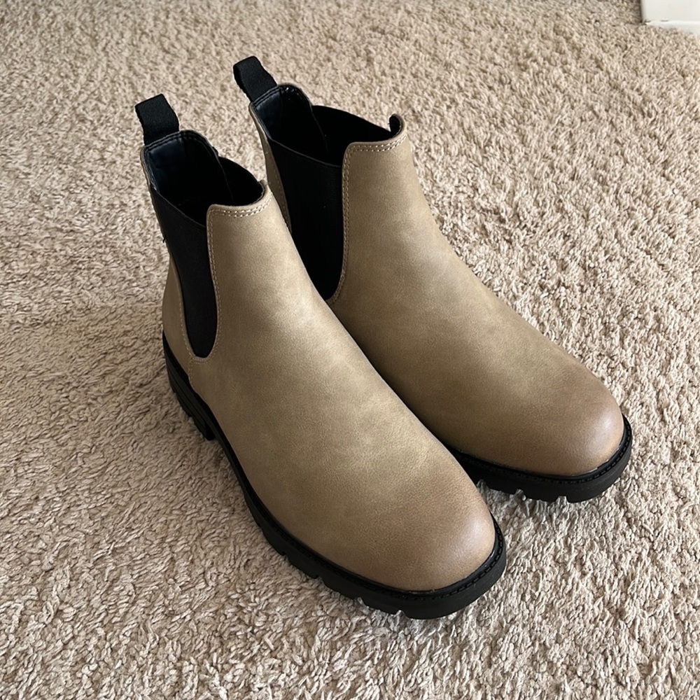New call it spring chunky Chelsea boots